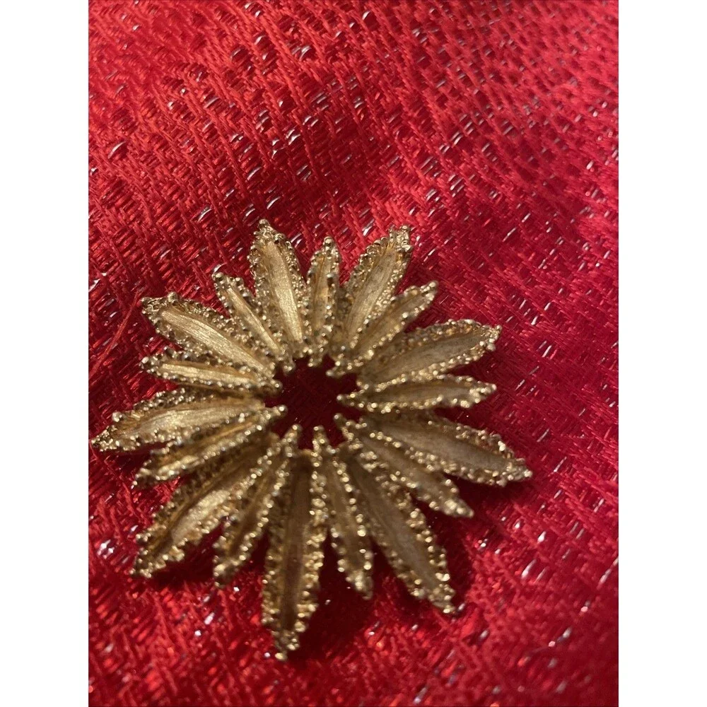 Vintage 70s AVON Gold Tone Textured  Flower Star / Sun Burst Brooch Pin Signed